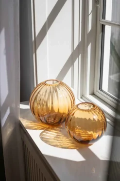 Sadie Line Vase - Amber | Mellem